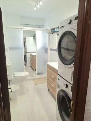 Se alquila habitación amueblada en piso compartido