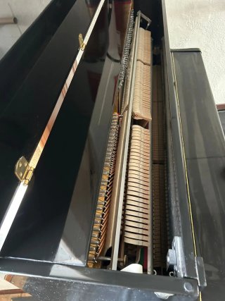 Piano Symphony en buen estado.