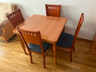 Mesa de comedor oscura y sillas