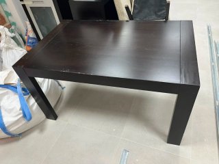 Mesa de comedor oscura y sillas