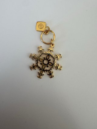 Charm Chanel Dorado