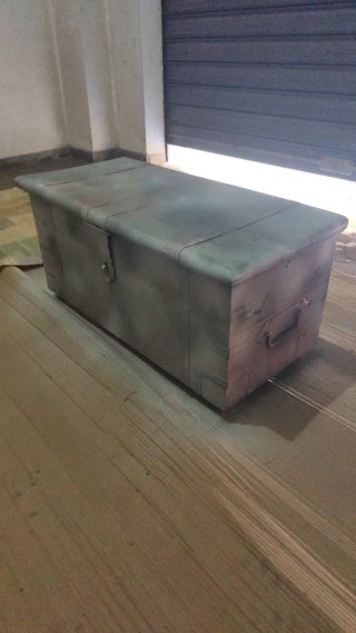 Baúl de madera y metal