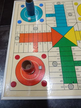 Antiguo juego de parchís tablero
