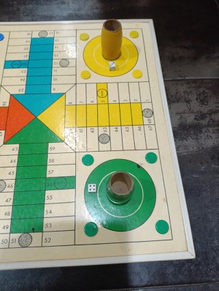 Antiguo juego de parchís tablero