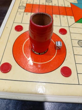 Antiguo juego de parchís tablero