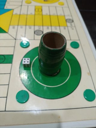Antiguo juego de parchís tablero