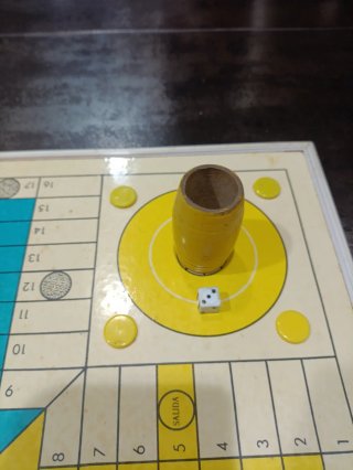 Antiguo juego de parchís tablero