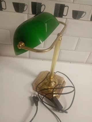 Lámpara de escritorio verde y dorada