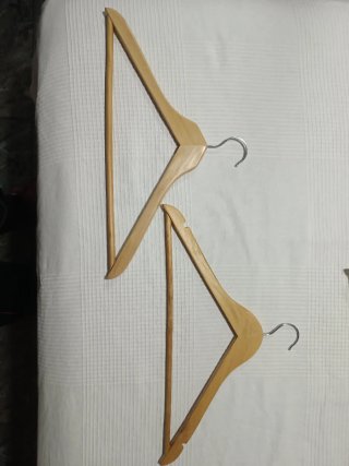 Perchas de madera con gancho metálico