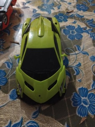 Coche de juguete rojo i amarillo