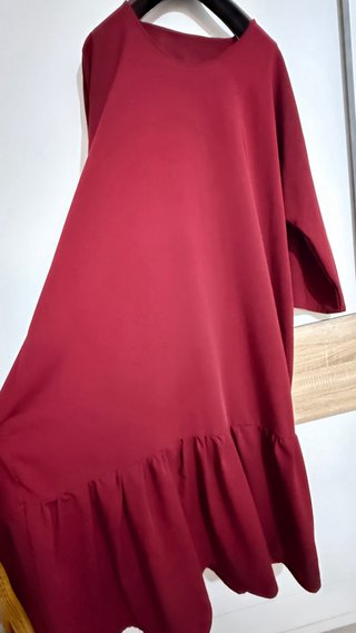 Vestido largo burdeos con volantes