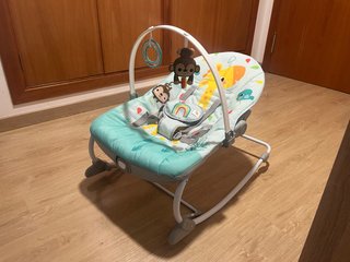 Hamaca para bebé con juguetes