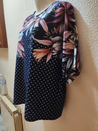 Blusa estampada flores y lunares