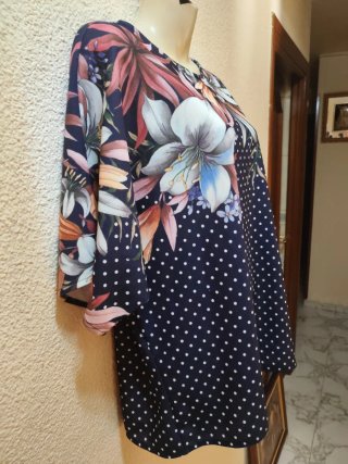 Blusa estampada flores y lunares