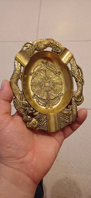 Cenicero Vintage Dragón Latón entriga en mano