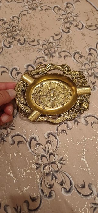 Cenicero Vintage Dragón Latón entriga en mano