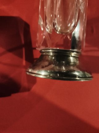 Cenicero y jarrón de cristal de roca y plata.