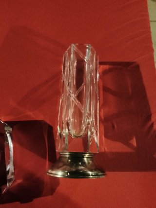 Cenicero y jarrón de cristal de roca y plata.