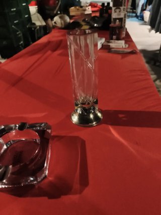 Cenicero y jarrón de cristal de roca y plata.