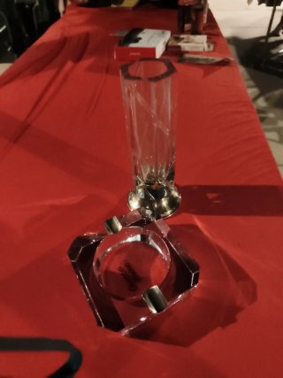 Cenicero y jarrón de cristal de roca y plata.