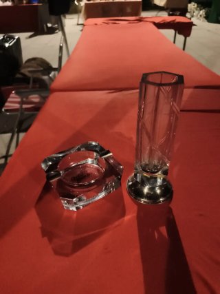 Cenicero y jarrón de cristal de roca y plata.