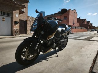 KTM 990 Super Duke 2011 Negra/Dorada