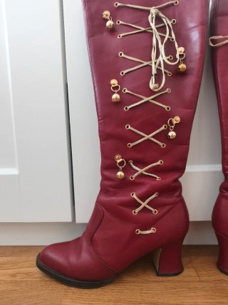 Botas altas rojas vintage con cascabeles dorados