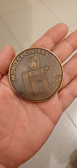 Medalla Oficial Mónaco 1981 entriga en mano BRC