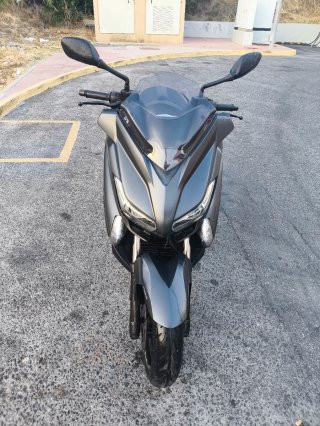Yamaha XMAX 400, Negra