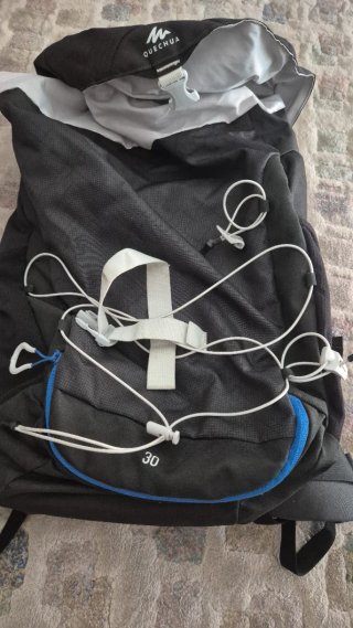 Mochila Quechua 30L Negra y Azul