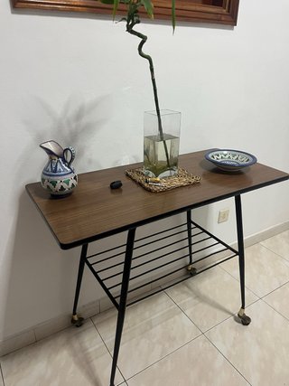 Mesa auxiliar vintage con ruedas
