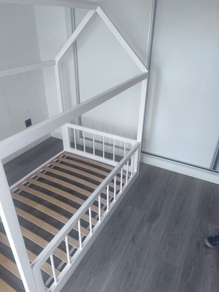 Cama Montessori Blanca marca Bainba.