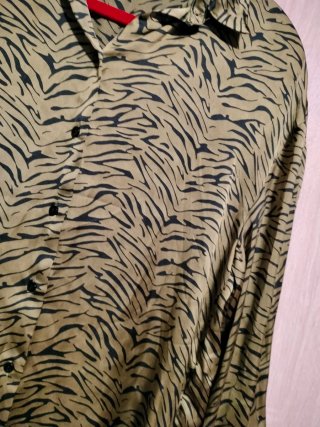 Blusa retro animal print verde y negro ochentera