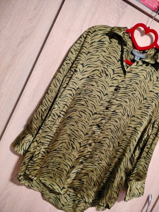 Blusa retro animal print verde y negro ochentera