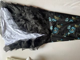 Vestido fiesta negro con flores azules