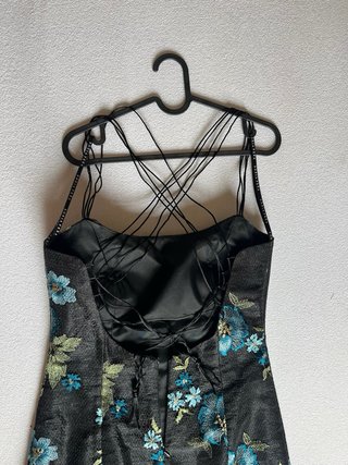 Vestido fiesta negro con flores azules