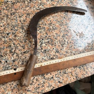 Hoz antigua de metal y madera