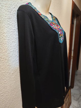 Blusa Negra con Bordado Multicolor