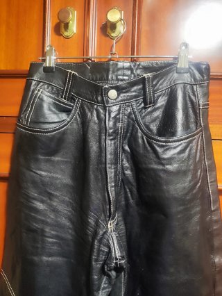Pantalón de piel negro