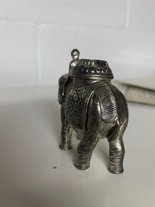Portamecheros de metal con figura de elefante