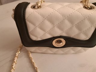 Bolso de mujer acolchado blanco y negro