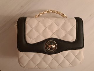 Bolso de mujer acolchado blanco y negro