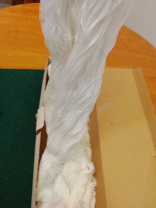 Caja de hilos blancos