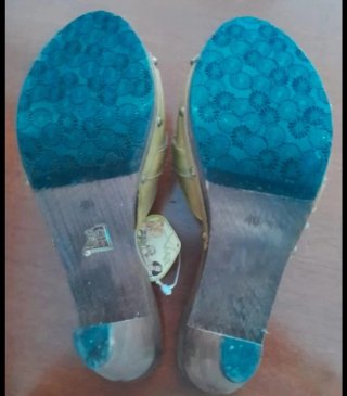Sandalias tacón beige y marrón sin estrenar