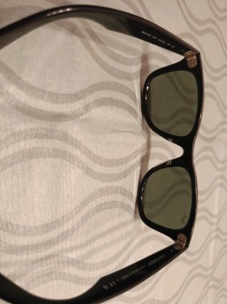 Gafas de sol Ray-Ban Wayfarer negras De chica .