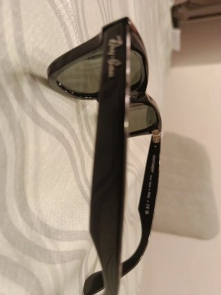 Gafas de sol Ray-Ban Wayfarer negras De chica .