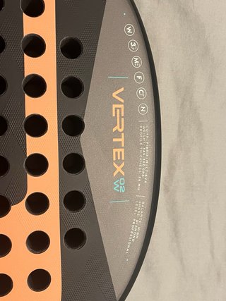 Bullpadel Vertex 02 W + Paletero