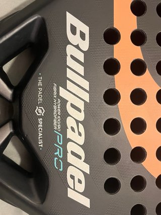 Bullpadel Vertex 02 W + Paletero
