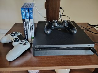 PS4 (PlayStation 4) 1TB + 2 Joypad + 3 Giochi