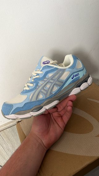 Zapatillas Asics Azules y Blancas